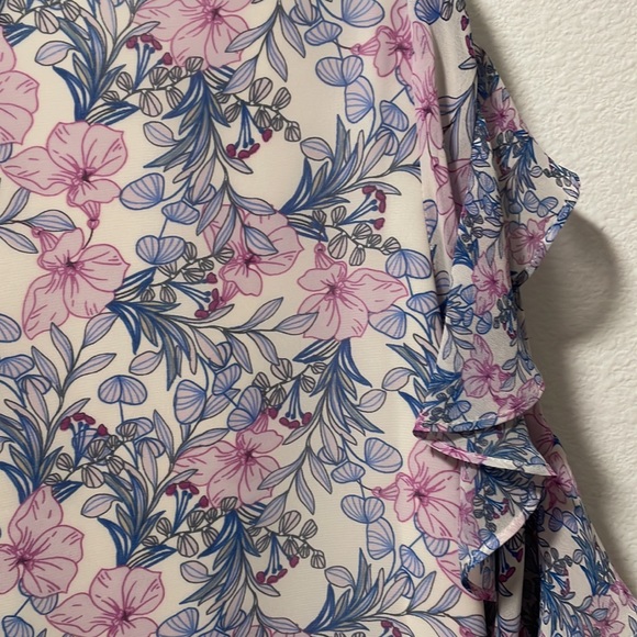 A Stunning Floral Vince Camuto Blouse! - Picture 7 of 8
